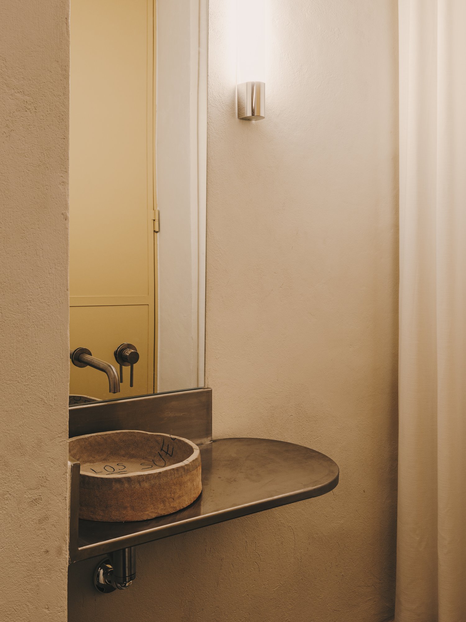 Baño metálico con lavabo cerámica