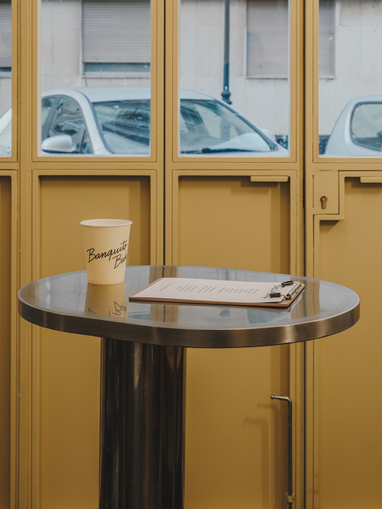 Mesita metálica con café
