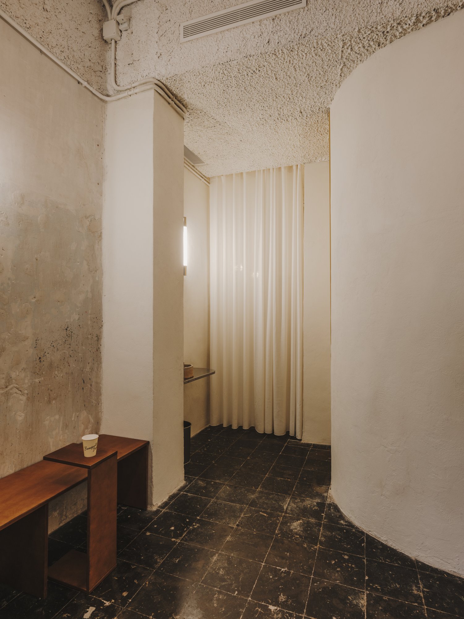 Pared curva con cortinas al fondo