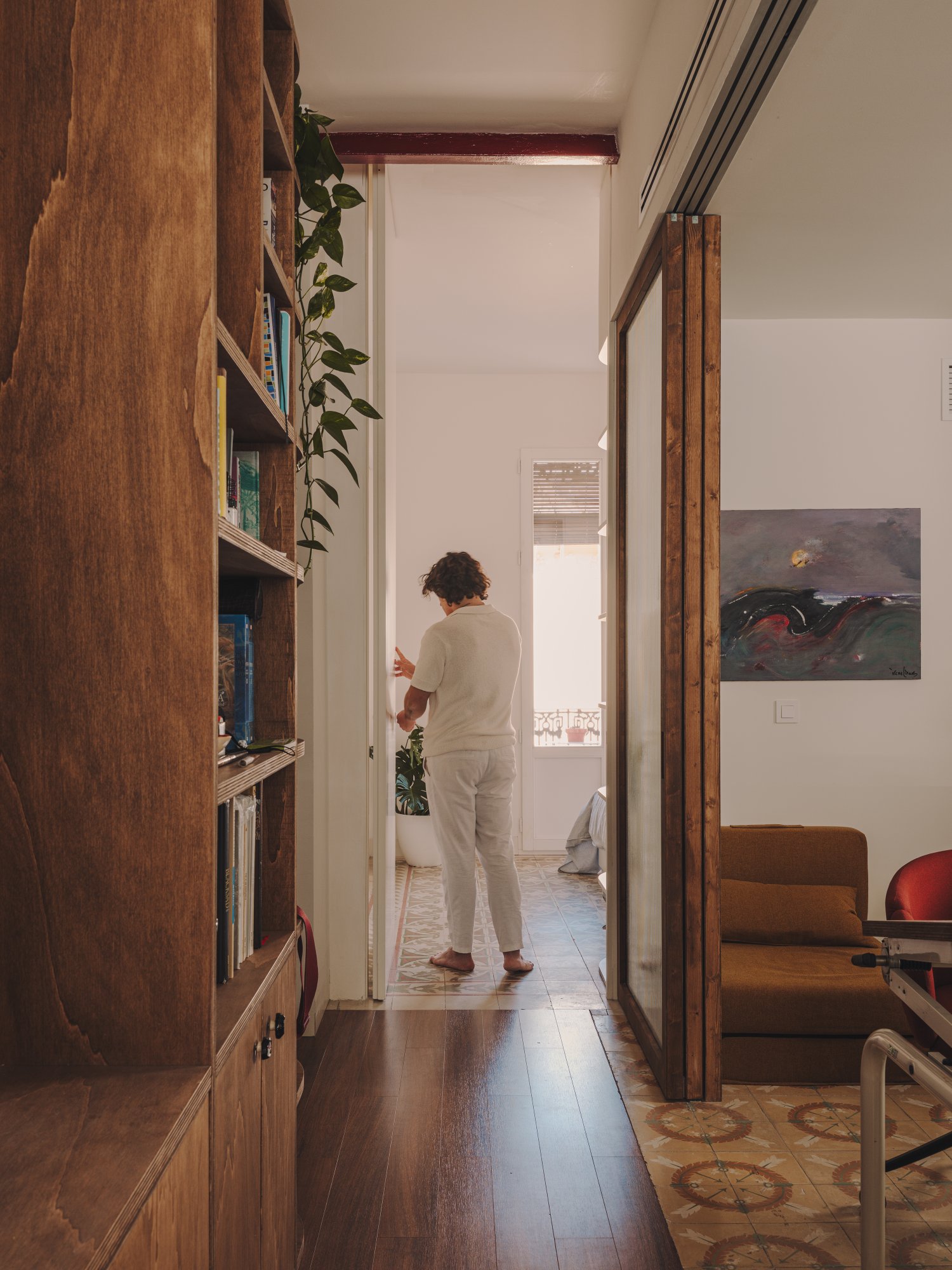 Puerta pivotante de suelo a techo en la entrada a la habitación
