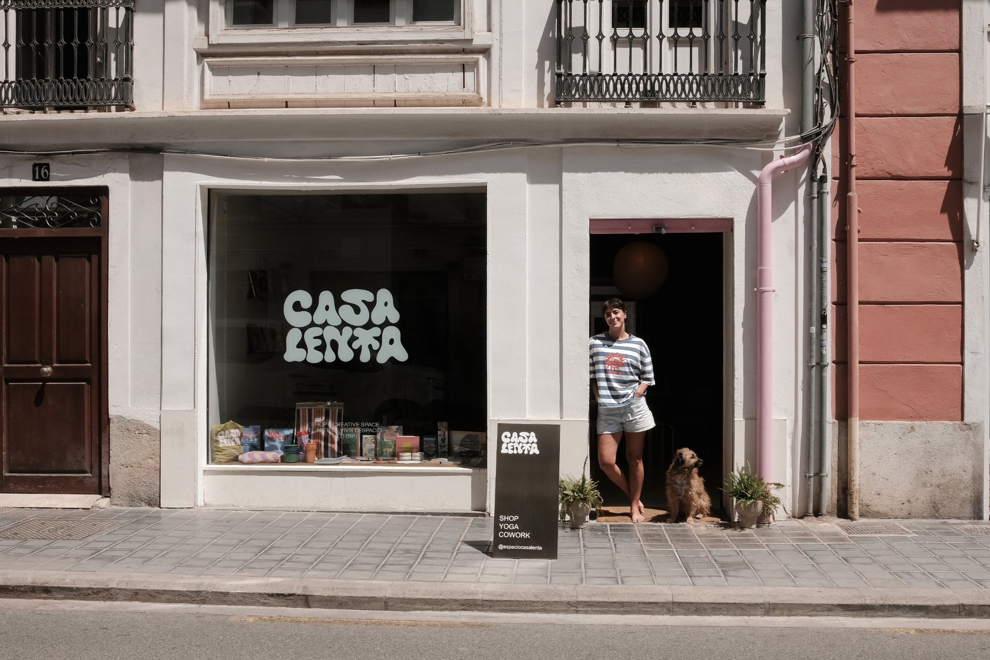 Fachada renovada Casa Lenta