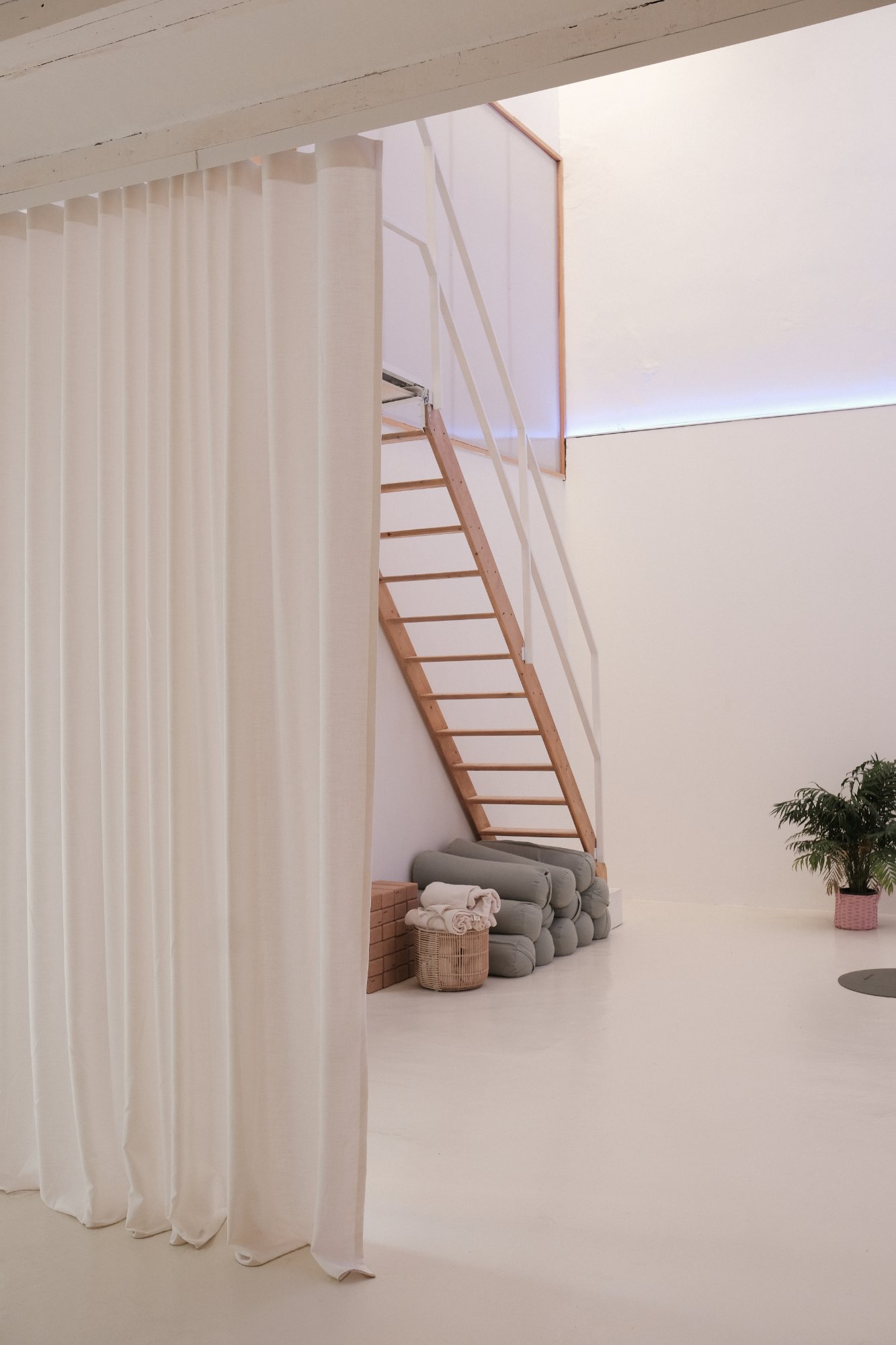 Sala yoga y escalera