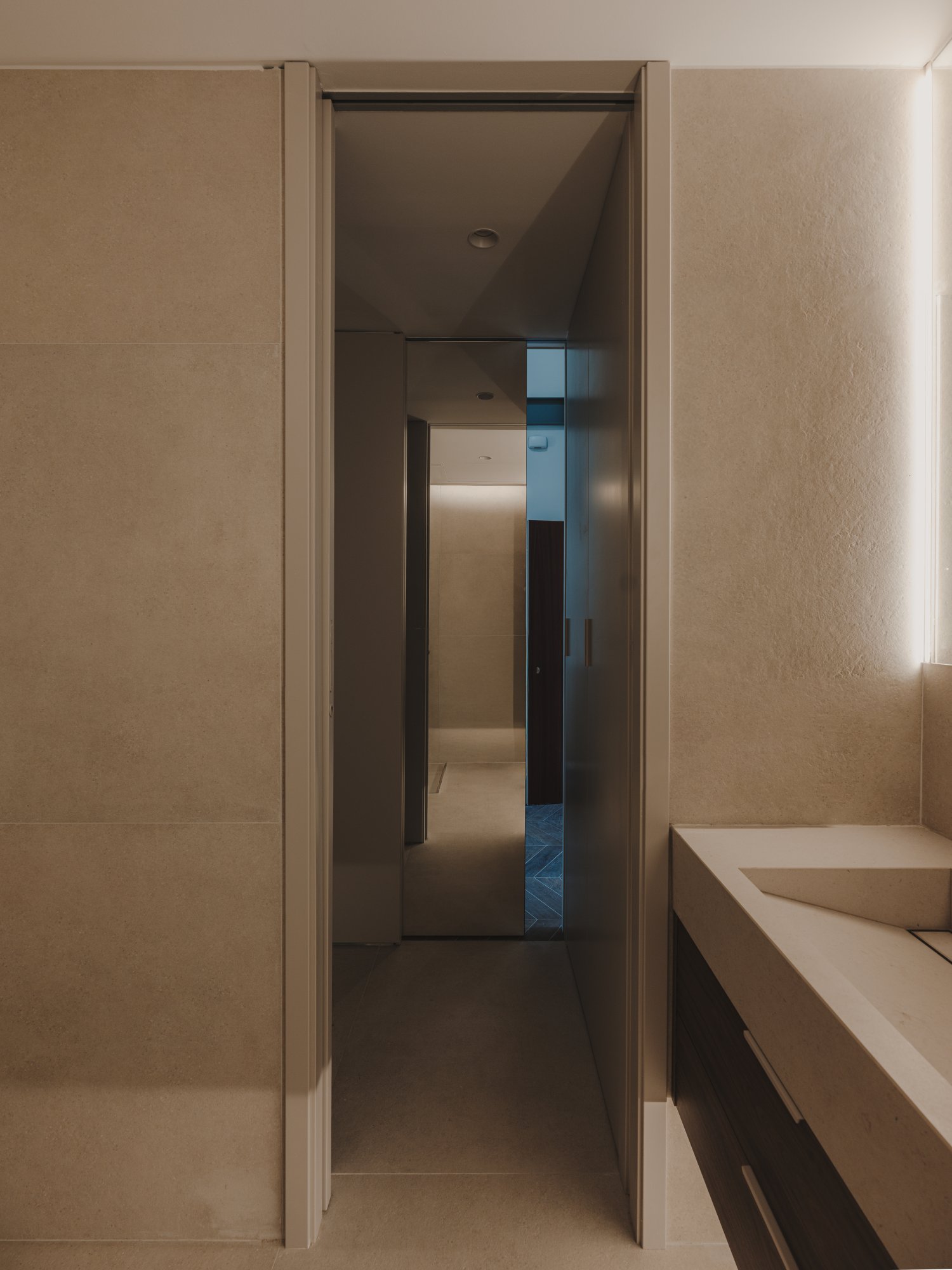 Baño con luz indirecta y lavabo de piedra