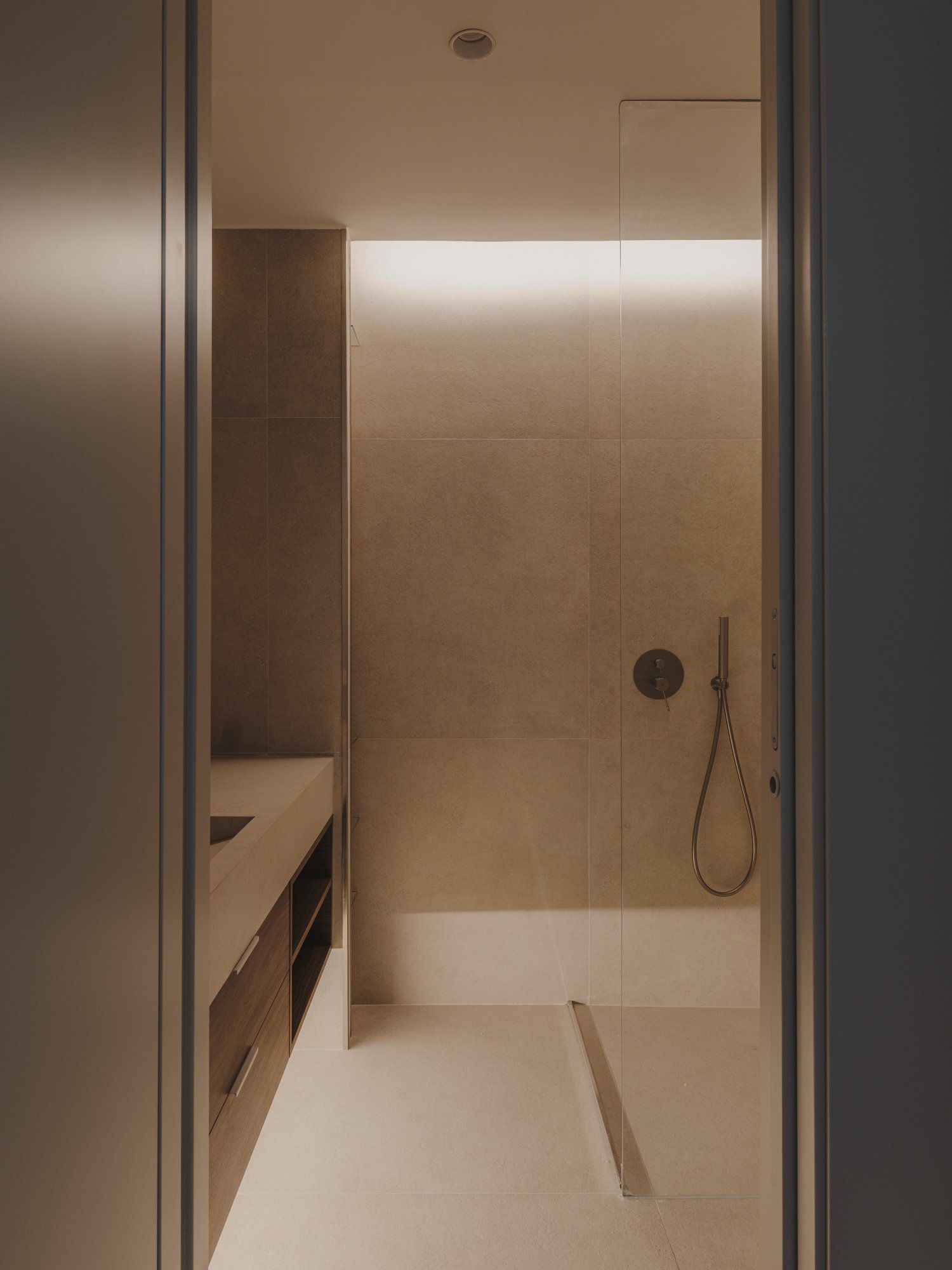 Baño con luz indirecta