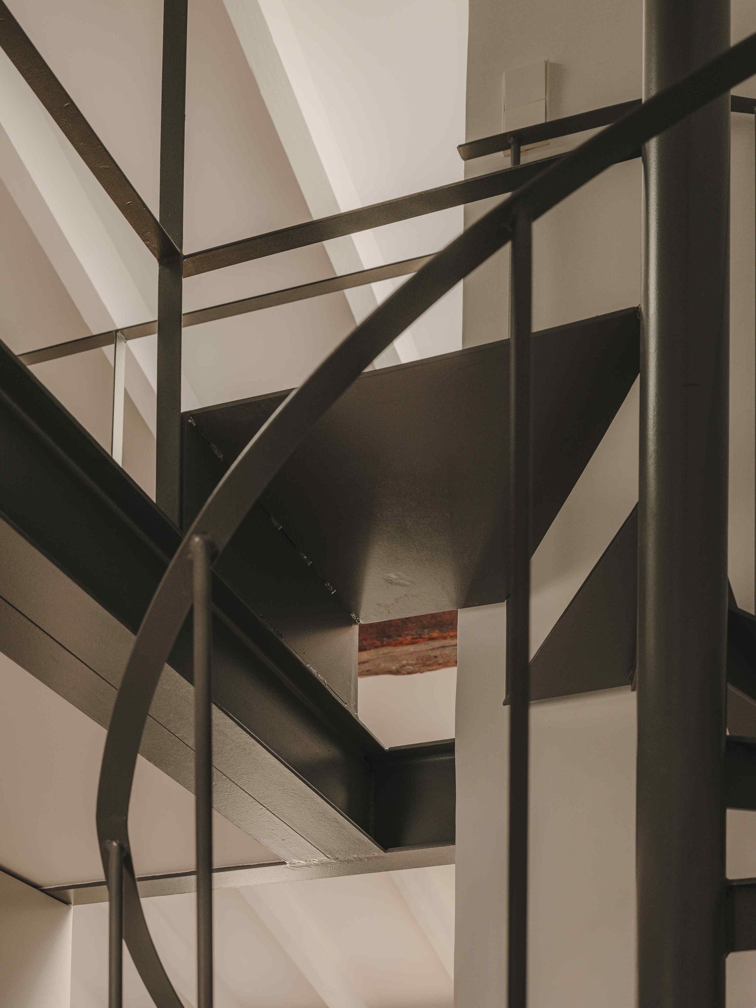 Detalle de la escalera helicoidal bajo el altillo