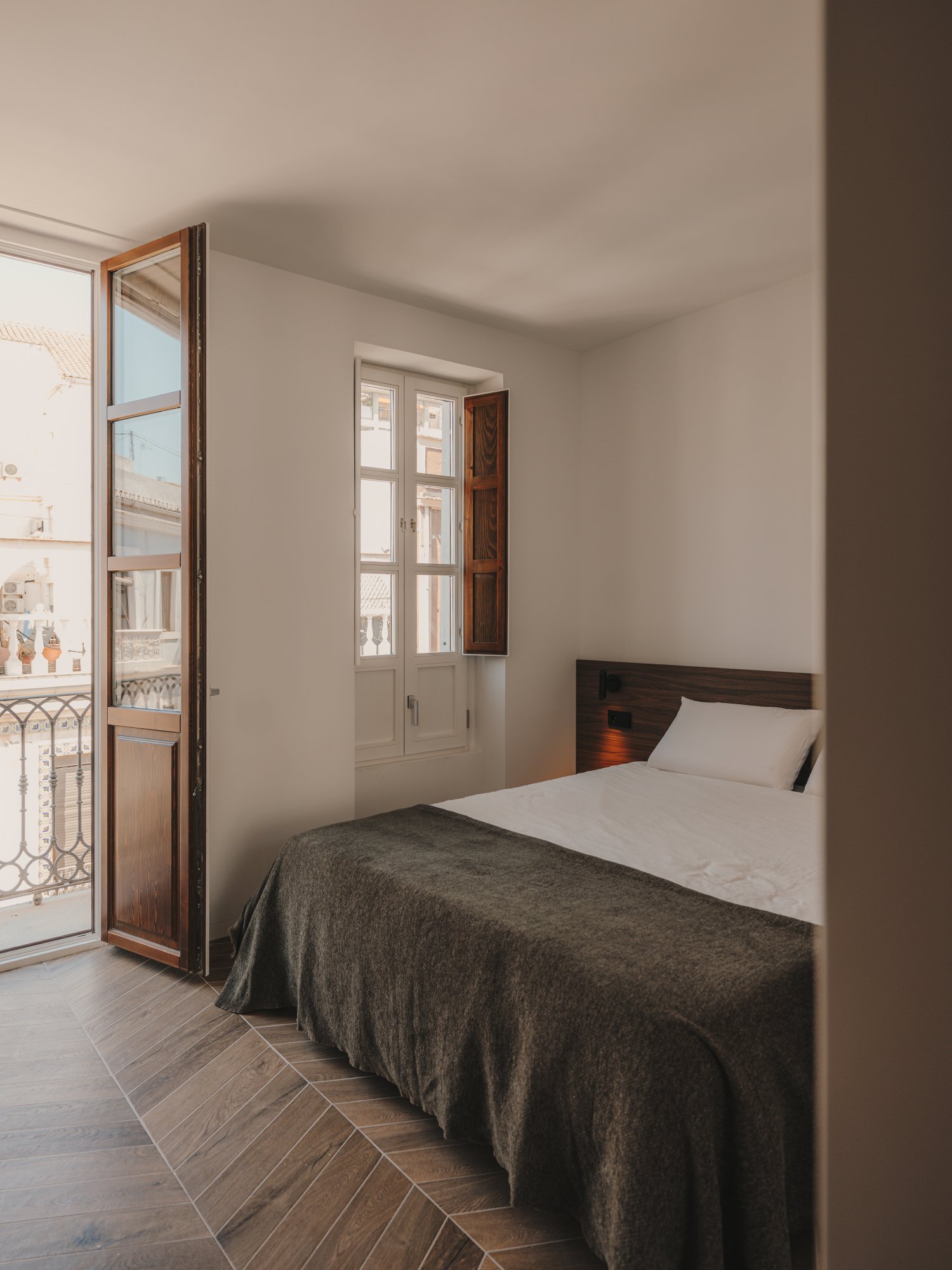 Dormitorio con balcón
