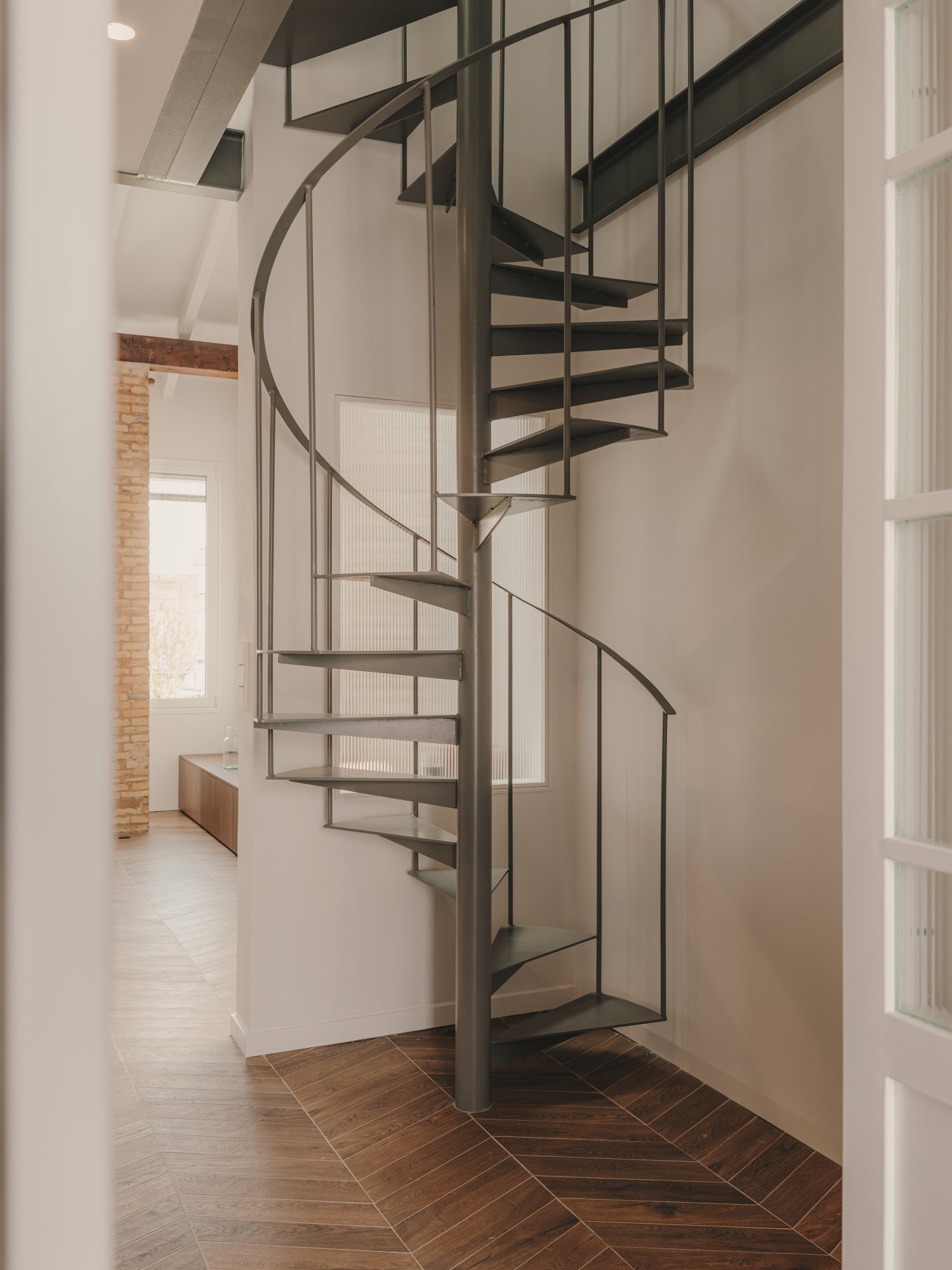 Escalera helicoidal metálica hacia el altillo