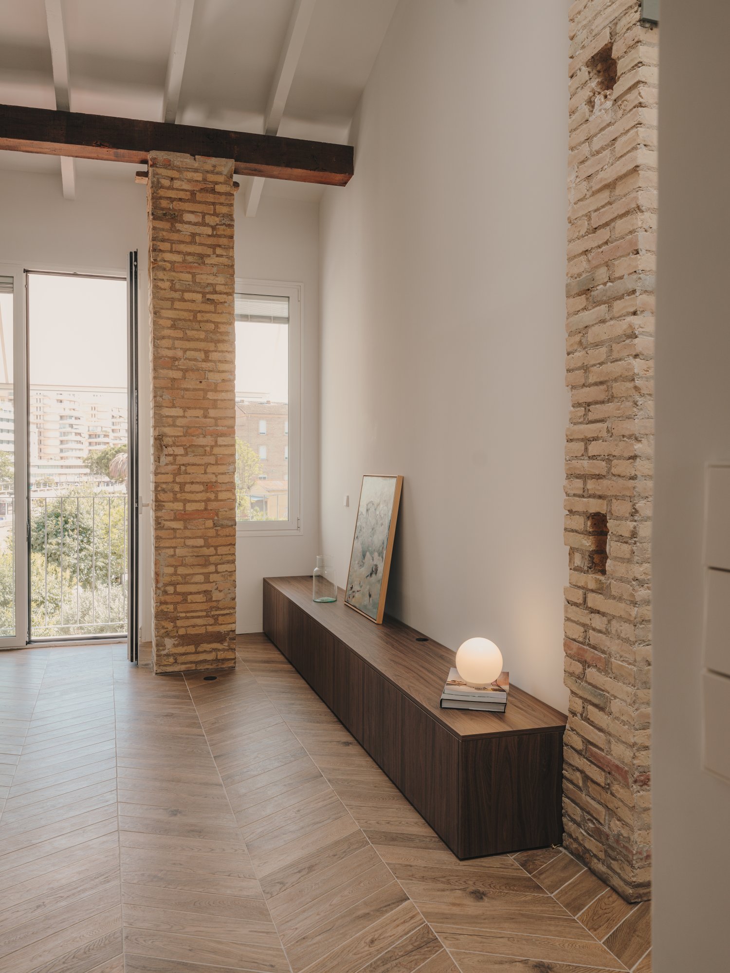 Sala con pilares de ladrillo visto