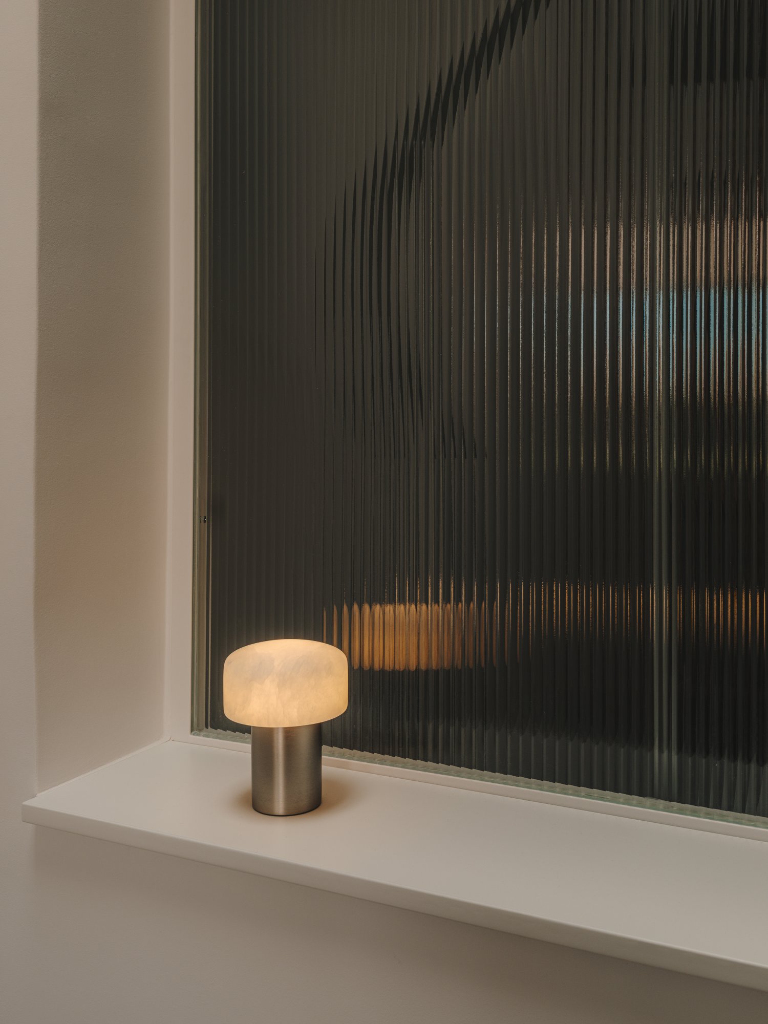 Ventana de vidrio acanalado con lámpara