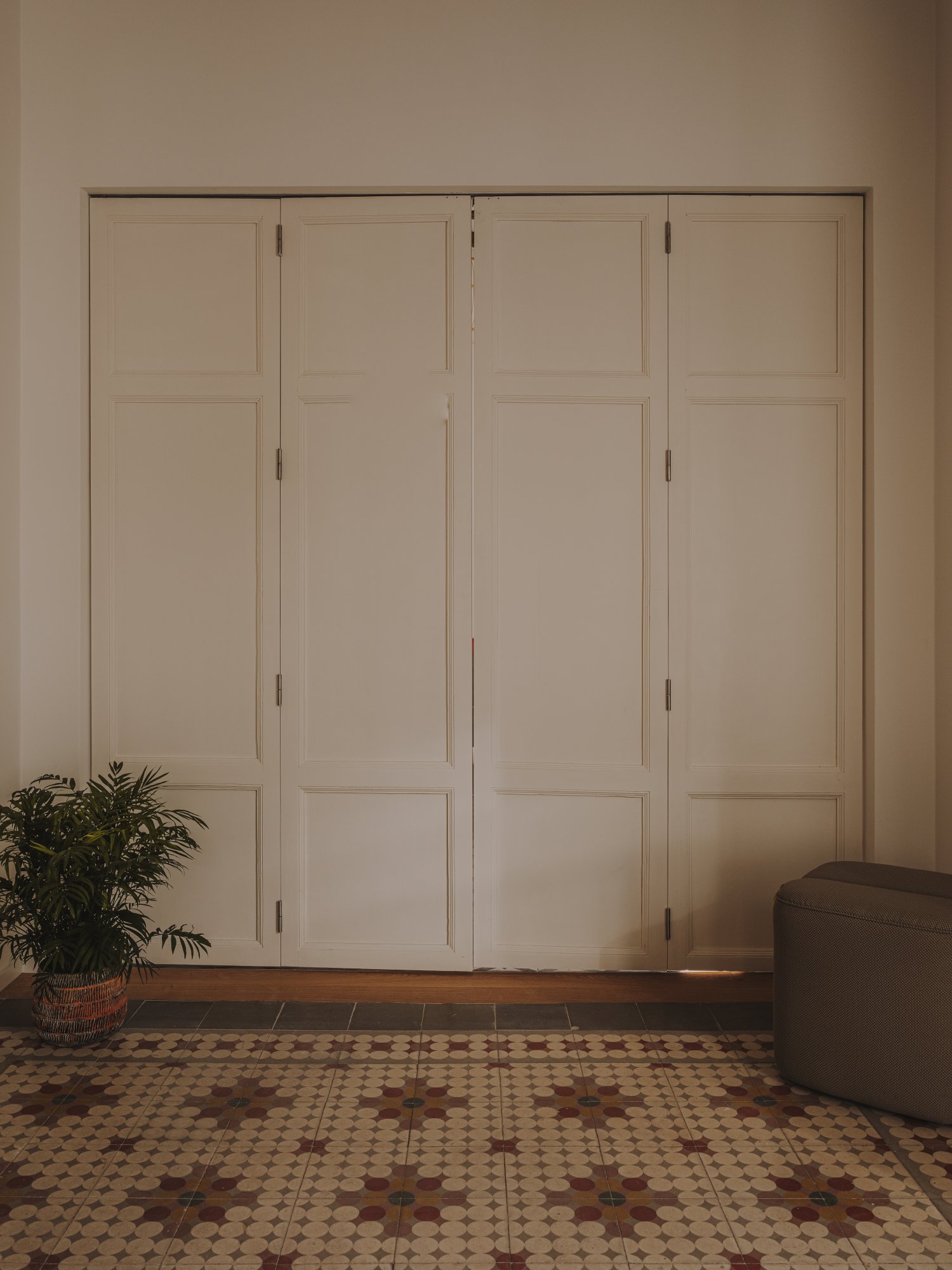 Puerta cerrada de tipo acordeón entre estudio y salón