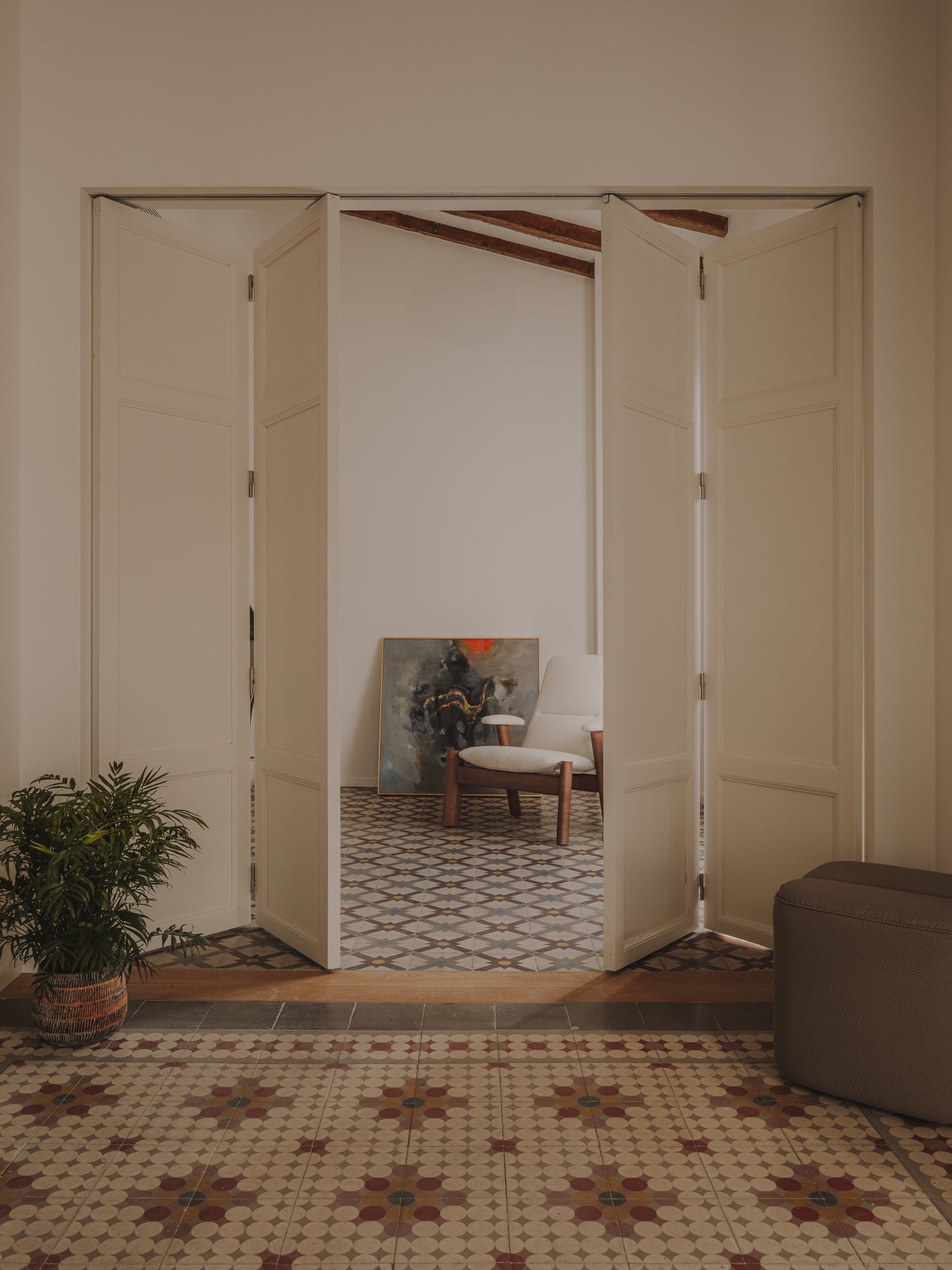 Puerta de tipo acordeón entre estudio y salón