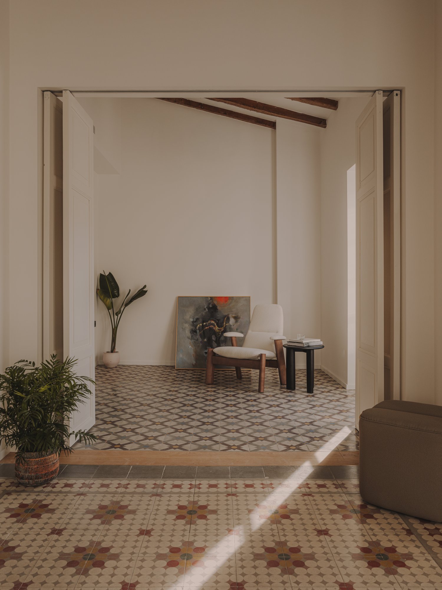 Puerta de tipo acordeón entre estudio y salón