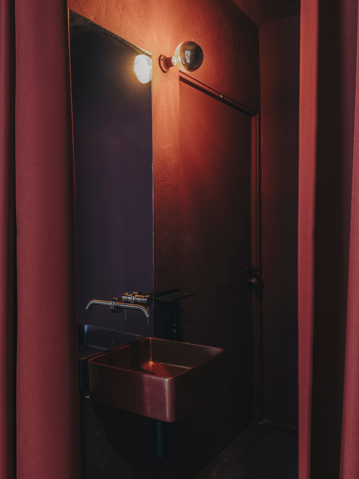Baño en color burdeos
