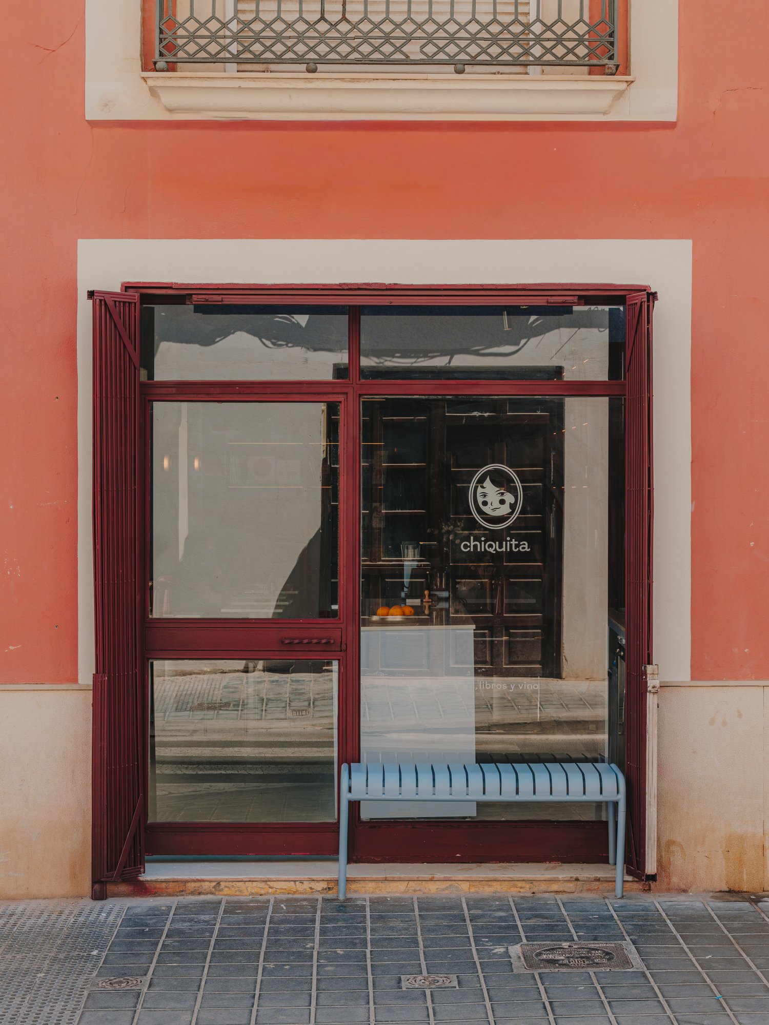 Fachada con banco y logo chiquita