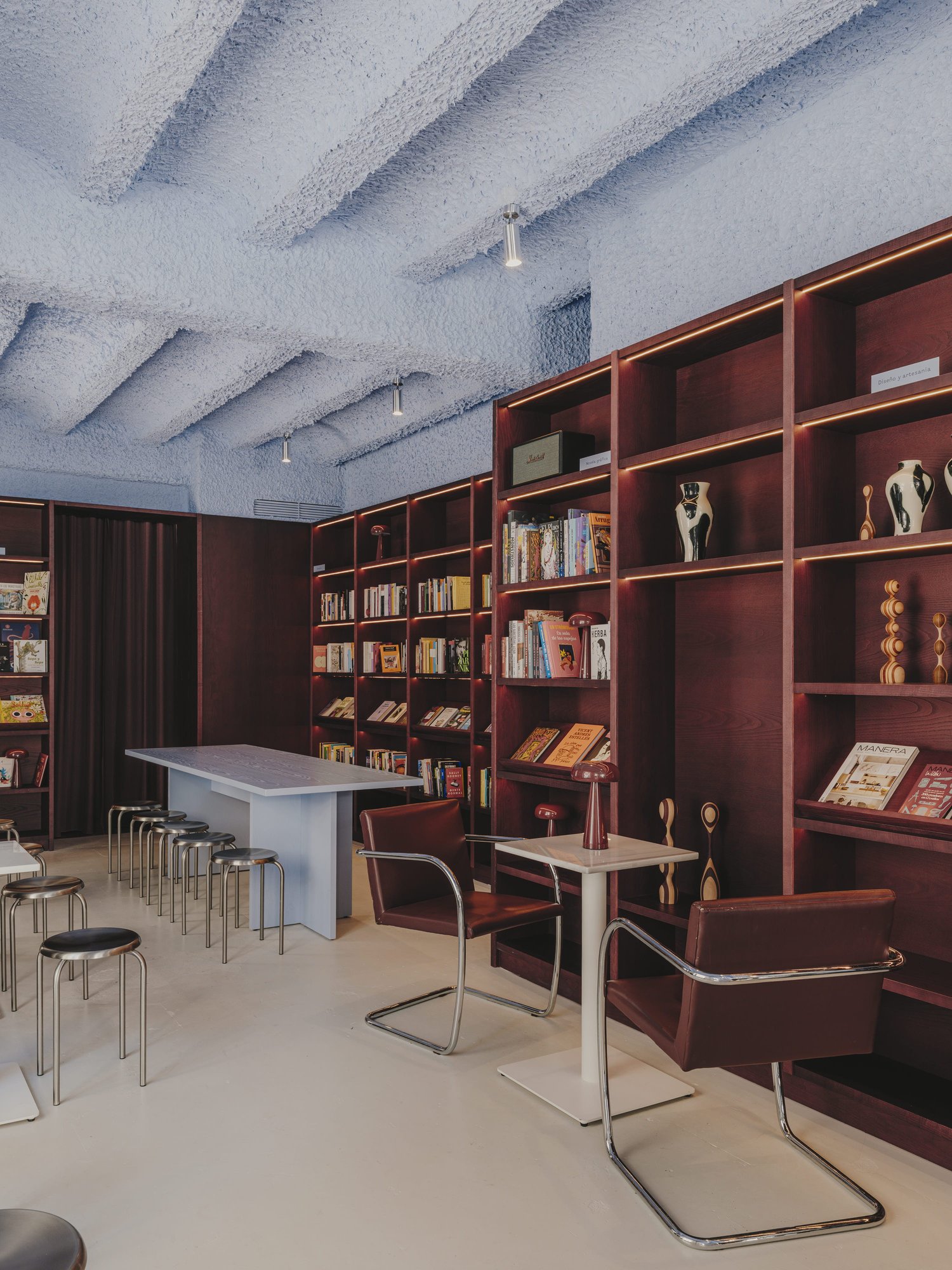 Librería de fresno burdeos bajo el techo azul rugoso