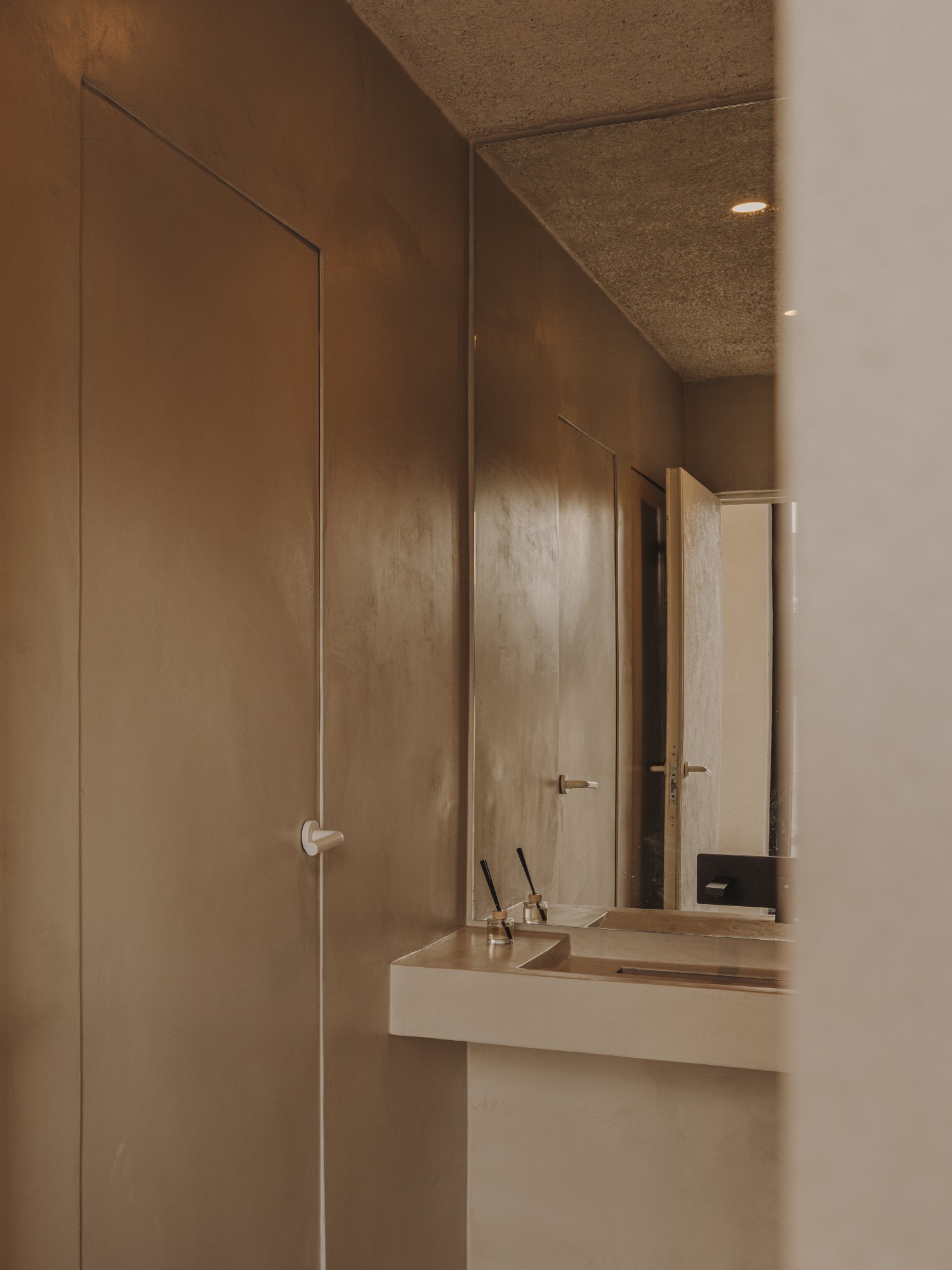 Baño con paredes de microcemento