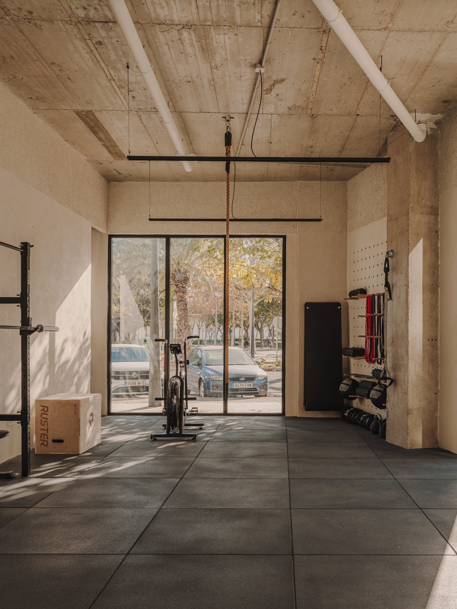 Sala de entrenamiento con el ventanal al fondo