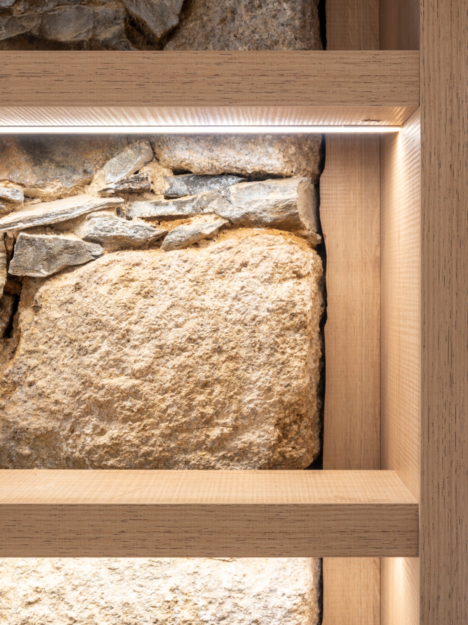 Corte a medida de las estanterías para encajar con la piedra del muro