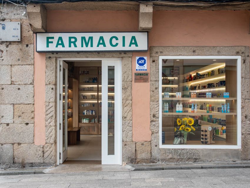 Fachada histórica de Farmacia Real 101 en Ferrol