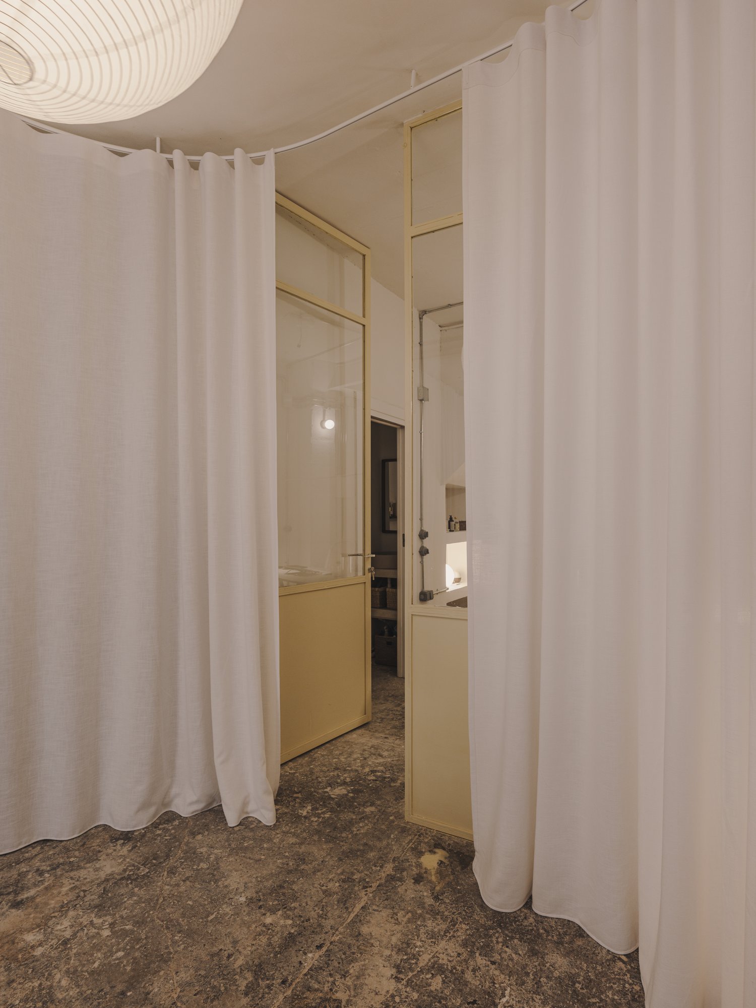 Cortinas junto a la puerta metálica del despacho
