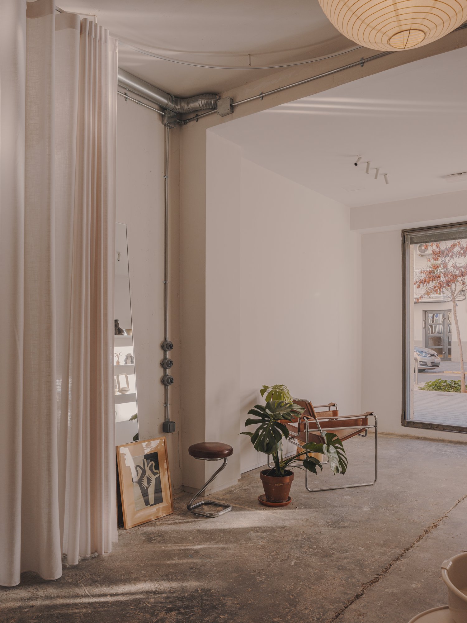 Entrada con la silla Wassily y una planta