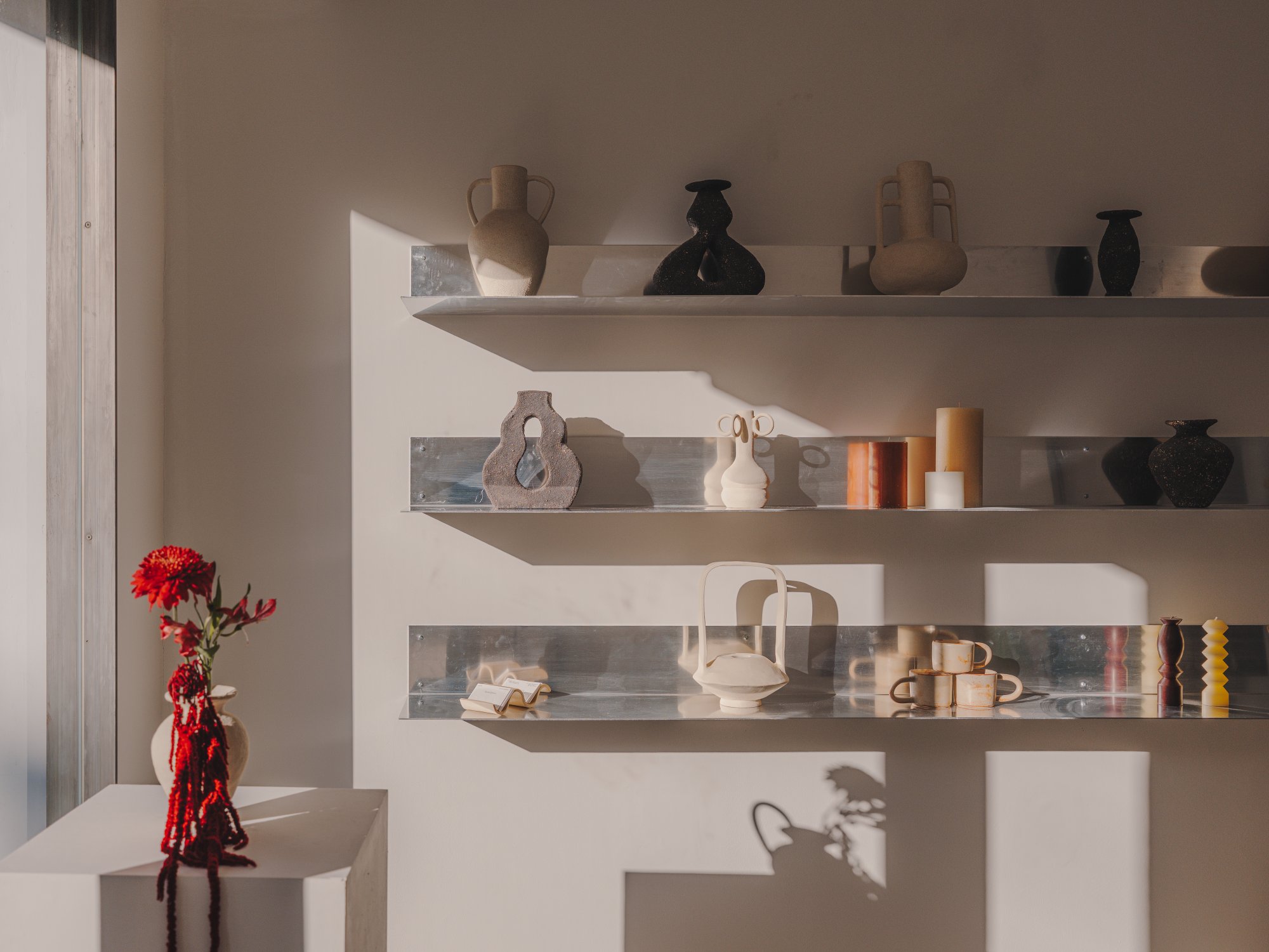 Espacio de creación cerámica con cortinas fluidas