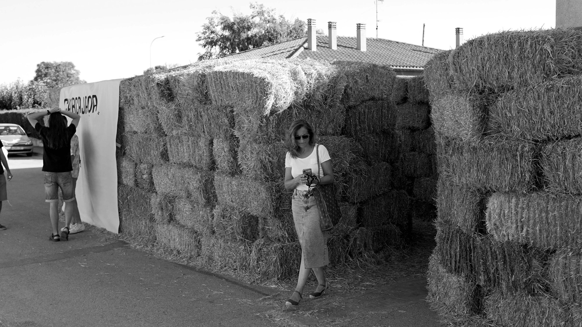 Visitante saliendo del pabellón de pacas