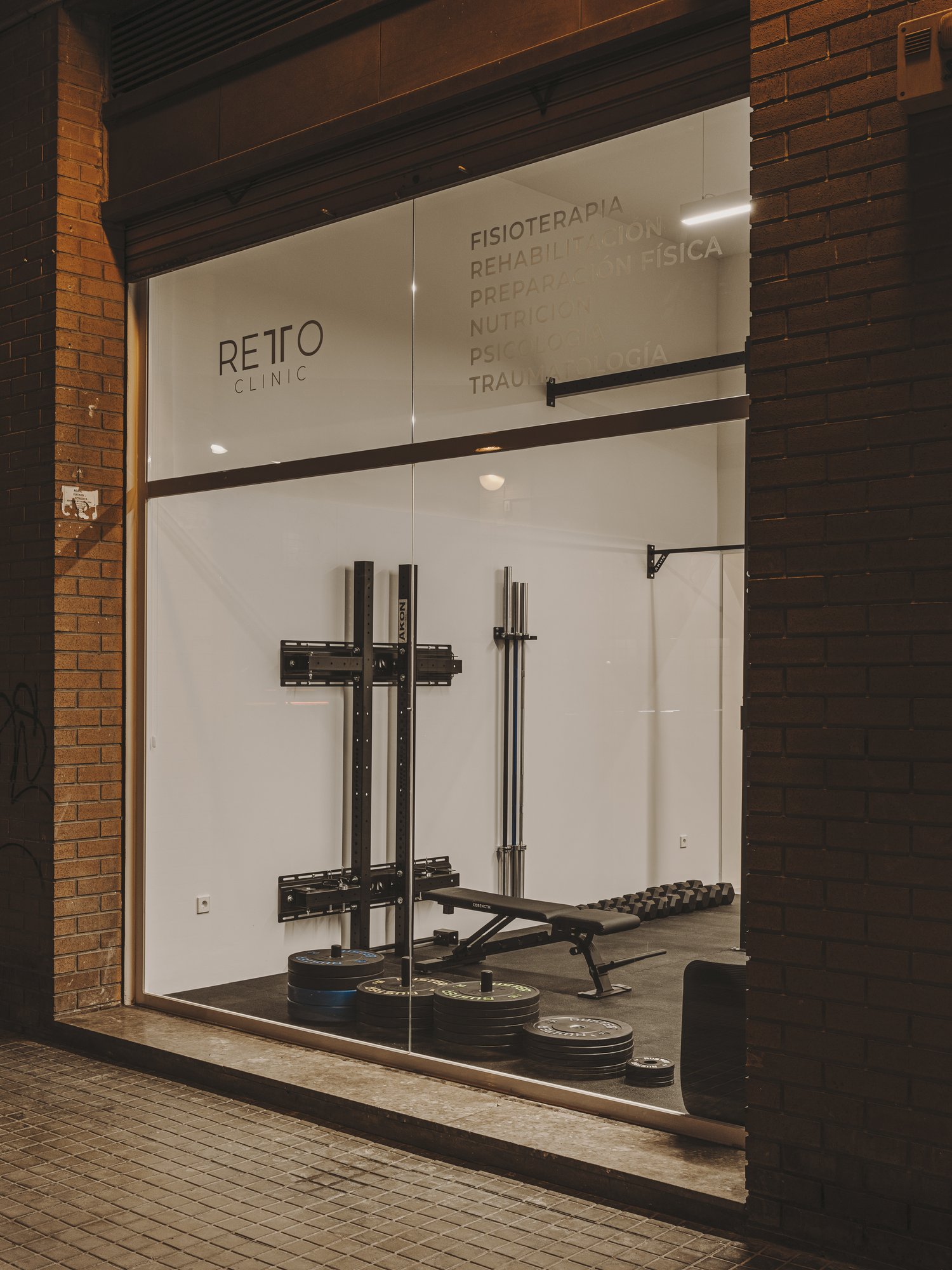 Escaparate con la zona de entrenamiento iluminada