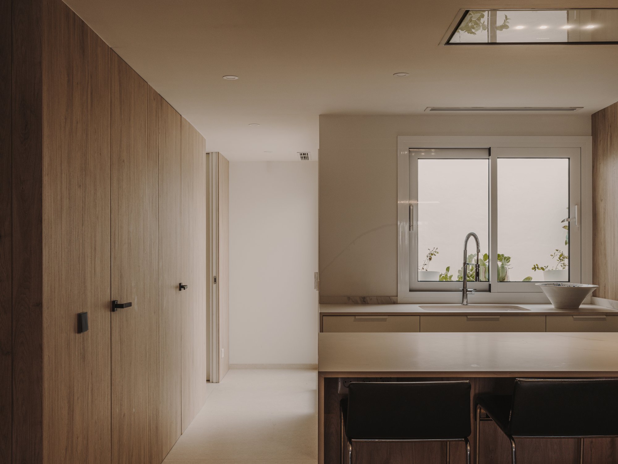 Cocina con isla central y caja de madera