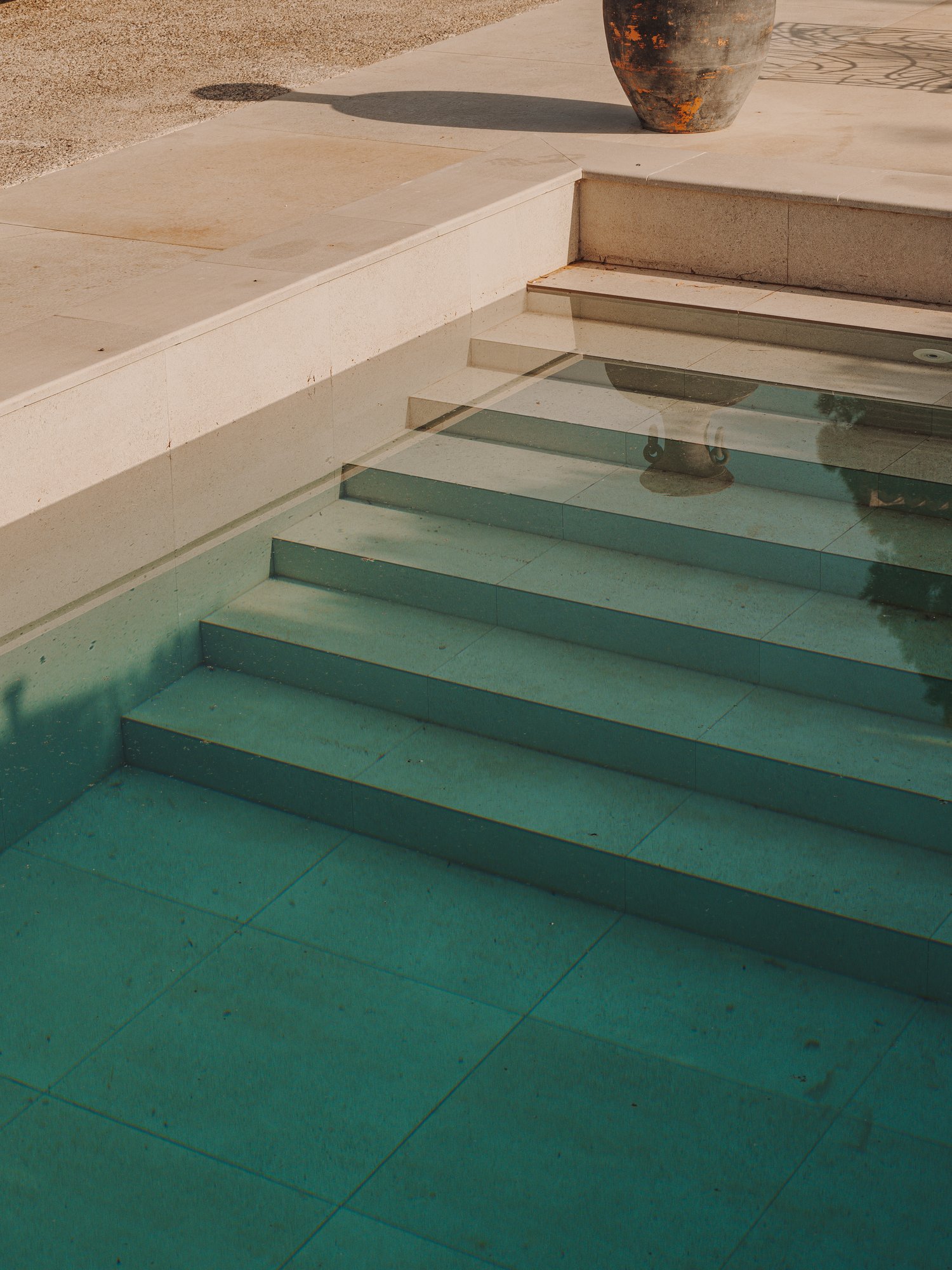 Escalera de piscina con reflejos