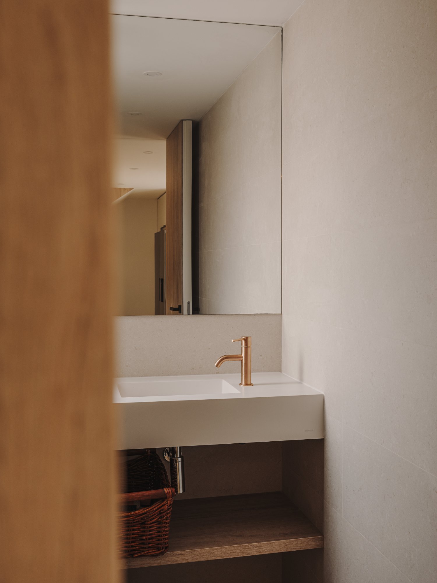 Lavabo con grifería en color cobre