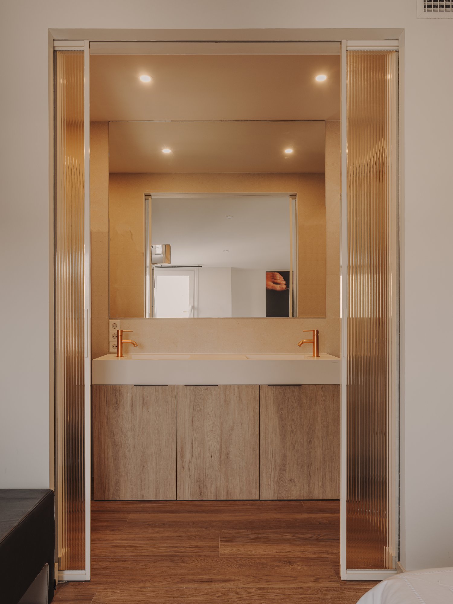 Puerta corredera traslúcida a baño abierta