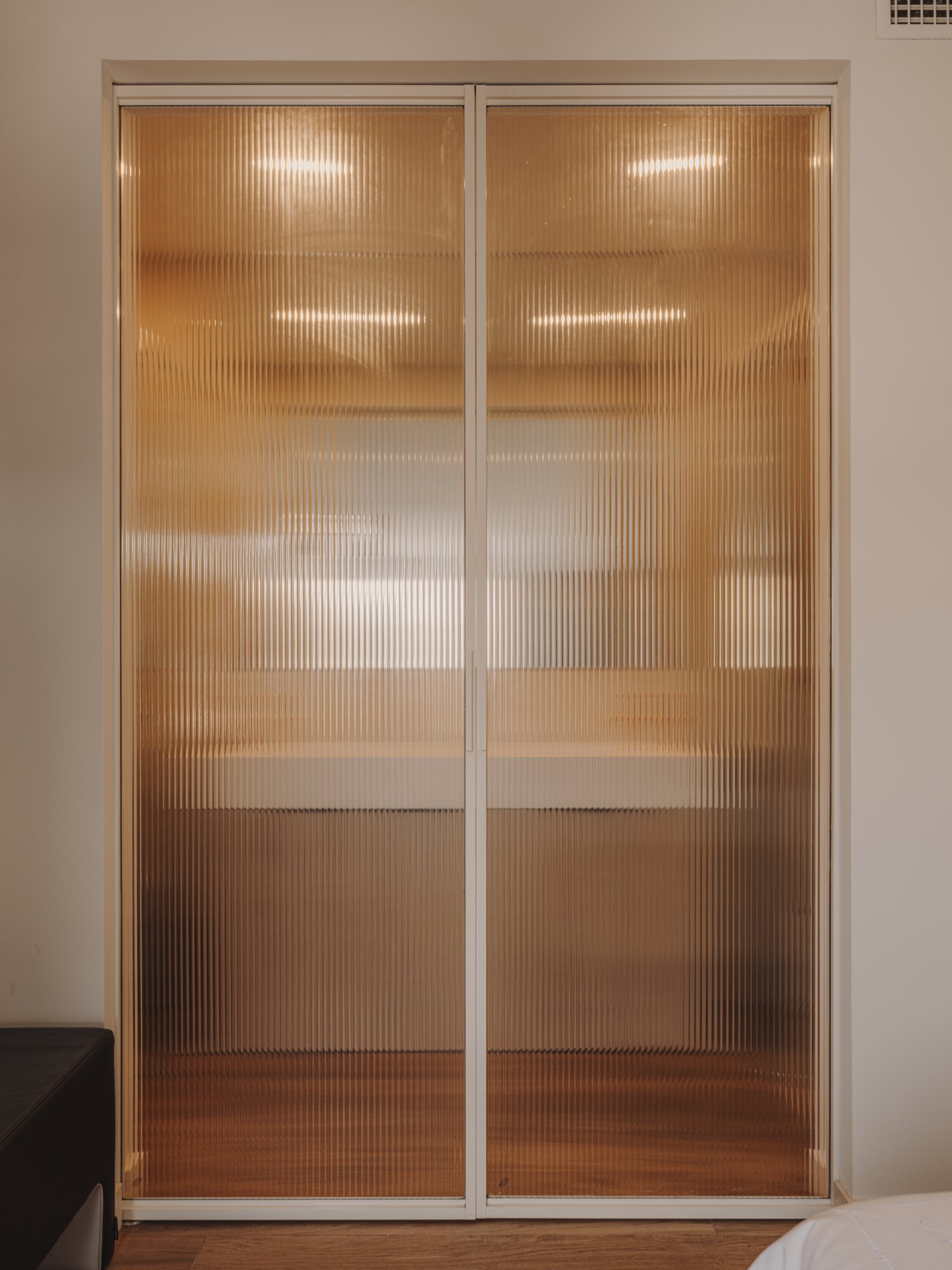 Puerta corredera traslúcida a baño cerrada