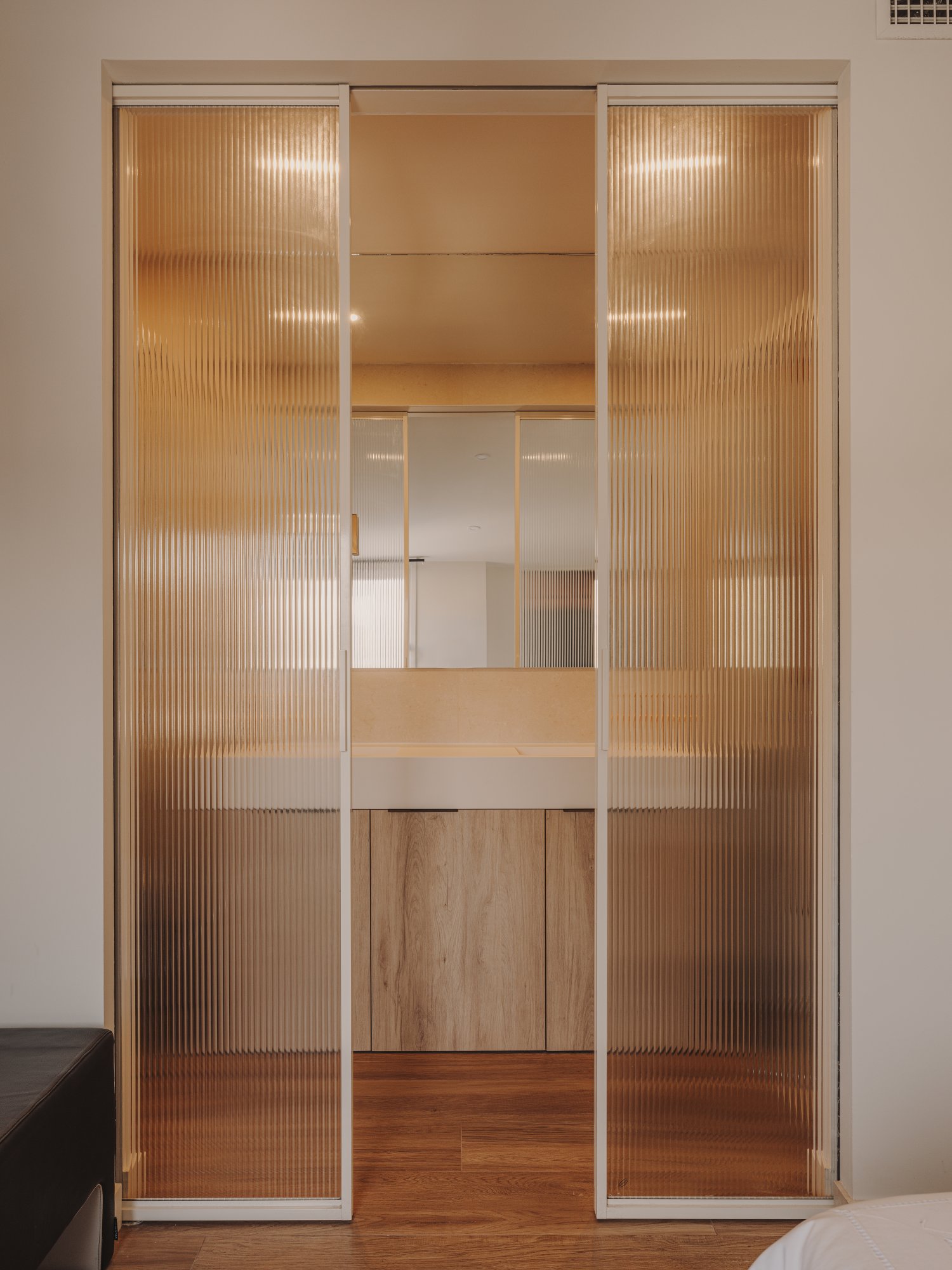 Puerta corredera traslúcida a baño